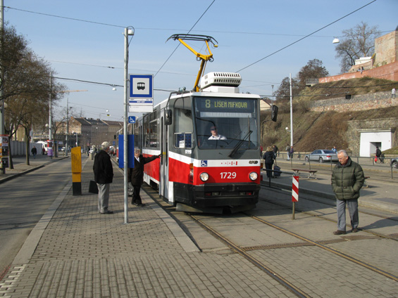 Nízkopodlažní KT8D5N na "metrolince" 8, která rychle propojuje velké sídlištní komplexy v Bohunicích a v Líšni s centrem Brna - díky zakonèení kolejovým pøejezdem jsou na tuto linku nasazovány pouze obousmìrné tramvaje.