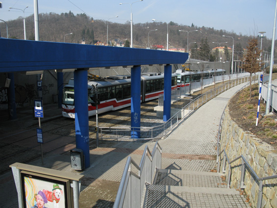 Další velkokapacitní souprava (2xVARIO LF2R.E) na lince 1, tentokrát u nového podjezdu u vozovny Pisárky.
