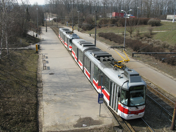 Nejdelší tramvajová souprava v ÈR (46,3 m), která potøebovala kvùli své délce stavební úpravy 4 zastávek, v plné kráse v zastávce Pøístavištì.
