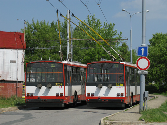Dva trolejbusy na lince 33 odpoèívají v obratišti Slatina, sídlištì. Tato linka jezdí ve špièce každých 5 minut a pøestávky se konají zde, protože na Hlavním nádraží není na odstavování trolejbusù prostor.