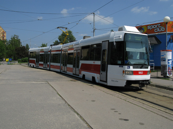 Jedna ze tøí provozních RT6N1 vjíždí do nástupní zastávky Stará osada. I když tramvaj po cestì vydává roztodivné zvuky, nadèasový vzhled a šikovné uspoøádání interiéru spraví celkový dojem z jízdy.