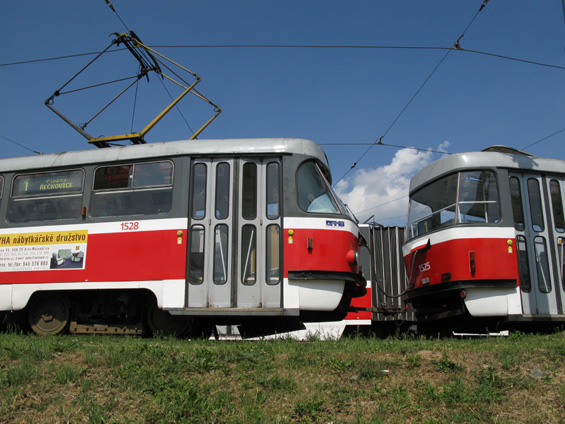 Brnìnská klasika v podobì tramvají T3 na koneèné Eèerova v Bystrci. Linka 1 jezdí po celý všední den v intervalu 5 minut.