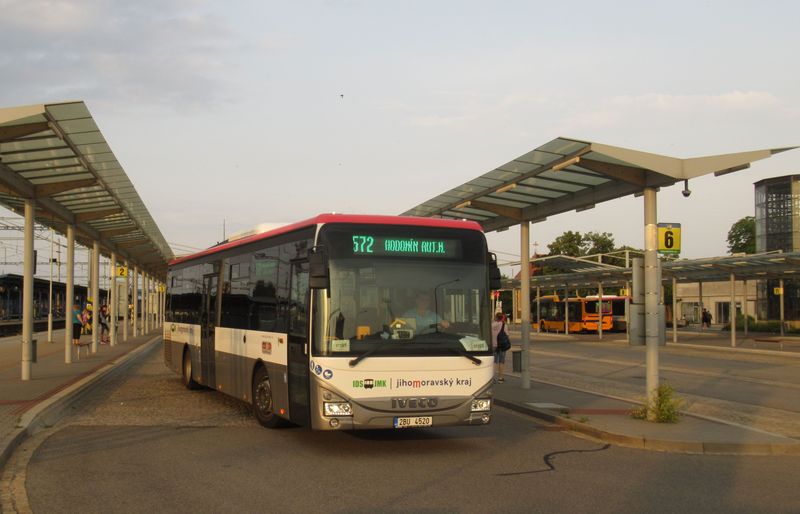 Díky èerstvì vysoutìženým novým dopravcùm tu na regionálních linkách potkáte prakticky výluènì tyto autobusy v novém jednotném krajském nátìru. Nejvíc jich tu provozuje ÈSAD Kyjov Bus, který v roce 2021 poøídil i pro linky v sousedních oblastech celkem 70 vozù tohoto typu. Linka 572 míøí z Bøeclavi do Hodonína, do sousedního Lanžhotu jezdí ve špièkách dokonce každých 15 minut.