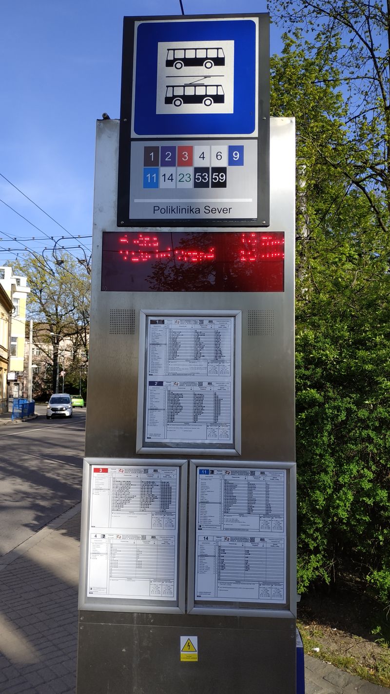 Elektronický oznaèník, zobrazující aktuální odjezdy spojù MHD, je v Budìjovicích již hojnì rozšíøený. Barevnì jsou na zastávkách zvýraznìna èísla páteøních linek bez ohledu na to, jestli jsou trolejbusové nebo autobusové. Napøíklad linky 1 a 11 jsou zajiš�ované autobusy.