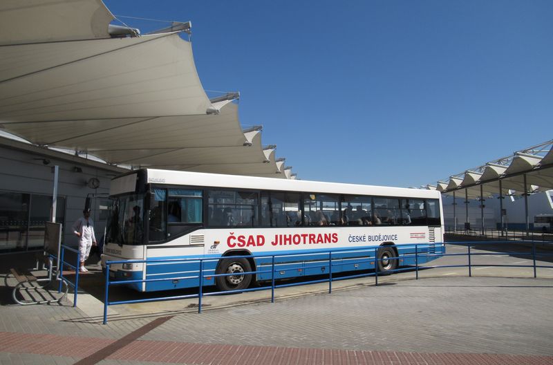ÈSAD Jihotrans, dnes už pod názvem GW BUS, si stále uchovává svùj pùvodní vzhled i pùvodní autobusy, zde také hojnì rozšíøené MANy. Integrovaná doprava prozatím znamená pouze uznávání jízdních dokladù a výhodnìjší pøedplatní jízdenky.