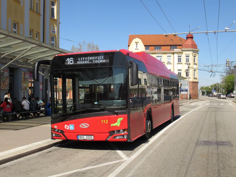 Další z 19 nových krátkých Solarisù z roku 2018 u hlavního nádraží. Kromì posledních nìkolika Karos už na autobusových linkách potkáte jen nízkopodlažní spoje. Standardem od roku 2018 je také celovozová klimatizace.