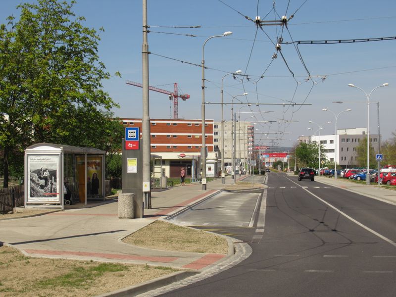 Novì opravené nástupní zastávky v obratišti Vltava na okraji stejnojmenného sídlištì na severu mìsta, kde ve všední dny konèí èást spojù trolejbusové linky 9.