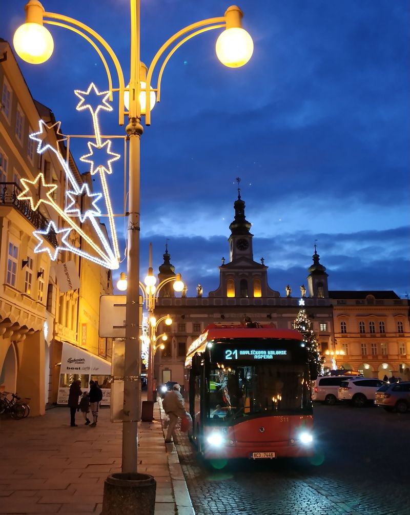 Námìstí Pøemysla Otakara II. s vánoèní výzdobou a provozem elektrobusových linek 21 a 22, které se tu pøevlékají na èíslo 23, jež pak pokraèuje na záchytné parkovištì Jírovcova.