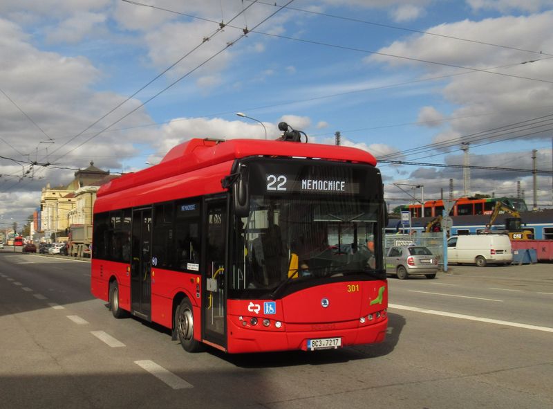 Elektrobusová linka 22  vede z námìstí Pøemysla Otakara II. kolem nádraží na jih mìsta do toèny Papírenská.