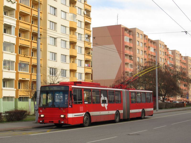 Jeden z nejnovìjších trolejbusù Škoda 15TrM z roku 2003 v experimentálním nátìru DP ještì s velkým logem na koneèné linek 3, 5 a 8 Máj, A. Barcala.