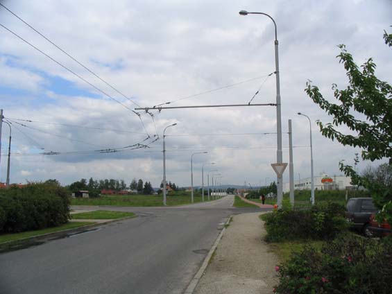 Doèasný konec trolejbusové trati na sídlišti Vltava. Trolejové sloupy se již urèitì tìší na brzké vybudování nové trati.