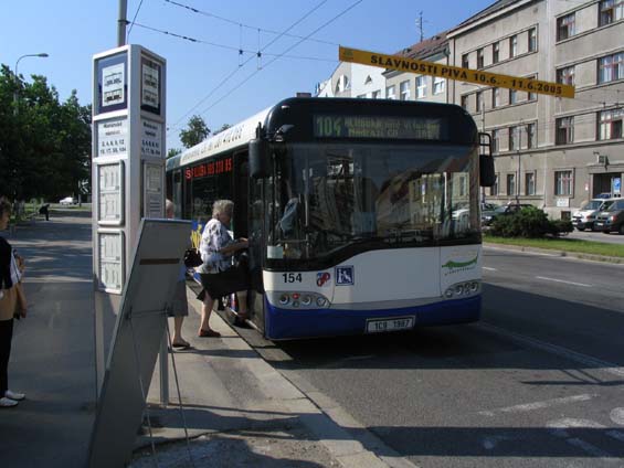 Ještì pøed rokem jezdily na lince 104 standardní autobusy. Dnes patnáctimetrové nebo kloubové a pøece je kapacita spojù na hranici únosnosti.
