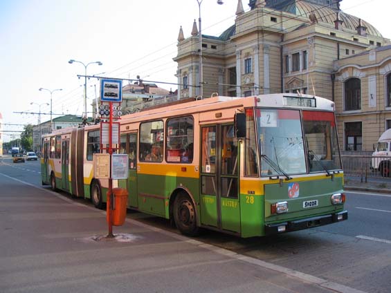 Starší trolejbus v nátìru "Teherán" pøed nádražní budovou.