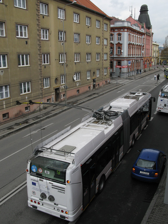 U autobusového i vlakového nádraží konèí trolejbusové linky 1, 3 a 9. Kvùli evropským dotacím je na nové lince 1 požadován provoz nízkopodlažních trolejbusù, proto je nejèastìji potkáte zde. Oproti minulosti se linkové vedení v Èeských Budìjovicích výraznì zjednodušilo.