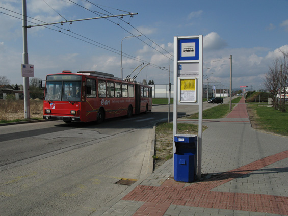 V roce 2007 byla trolejbusová sí� prodloužena ze sídlištì Vltava kolem Globusu do Èeského Vrbného. Nebýt výluky u nádraží, mìla by linka 9 hezkou trasu Èeské Vrbné - Suché Vrbné. V novém úseku jezdí ve špièkách pouze polovina spojù.