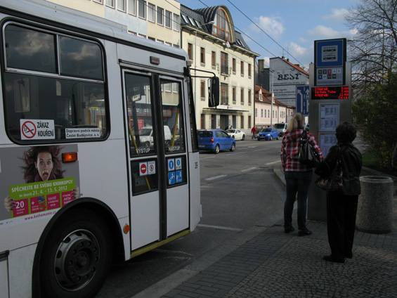 Rekonstruovaný trolejbus a nový digitální oznaèník na frekventované zastávce Senovážné námìstí - pošta. Tyto sloupky s aktuálními informacemi o pøíjezdech nejbližších spojù najdete od roku 2010 po celém mìstì.