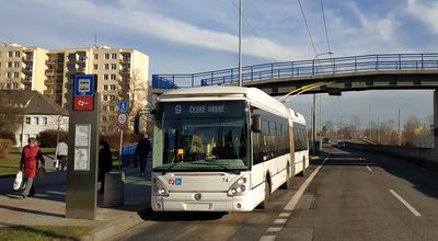 Jihoèeská metropole a její MHD žije z rekordní modernizace vozového parku v roce 2018. Èas se tu však nezastavil, a tak se mohou cestující již v roce 2021 tìšit na další nové kloubové autobusy Solaris...