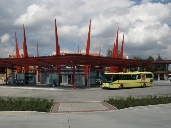 Autobusové nádraží má uprostøed ostrov s èekárnou a informacemi o dopravním spojení. U tohoto ostrova zastavují linky MHD, na vnìjším kruhu pak zastavují pøímìstské a dálkové linky.