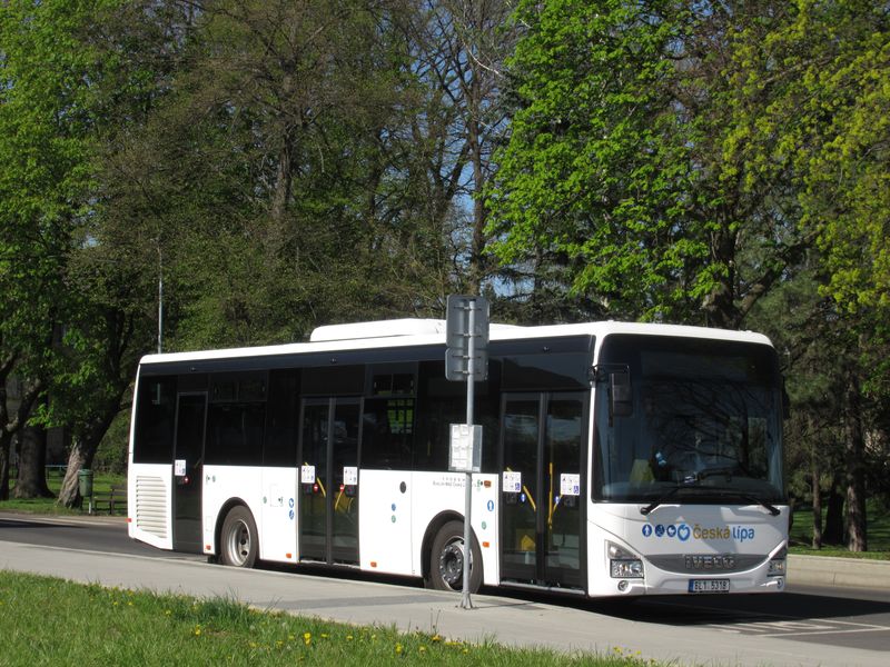Flotilu ménìkapacitních autobusù MHD zastupuje také tento 10,5metrový Crossway LE z nejnovìjší dvoukusové dodávky v roce 2021. Tìchto vozù, z nichž nejstarší je z roku 2015, tu jezdí 6.