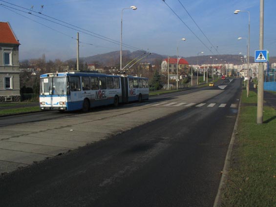 Pozùstatek po plánované tramvajové trati mezi Chomutovem a Jirkovem.