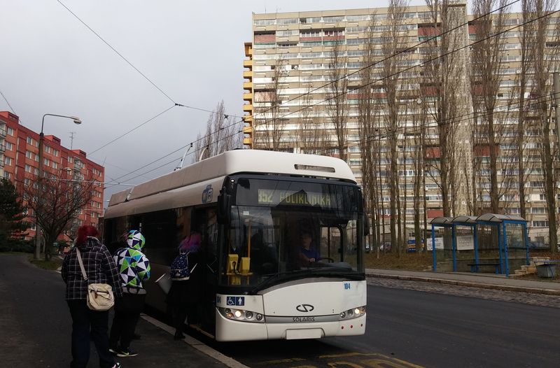 A další z pìtice trolejbusových Solarisù na Bøezenecké. Linka 352 vede pøes centrální zastávku Palackého na koneènou u polikliniky. Krátké vozy jsou vypravovány pouze na kratší linky ukonèené na Píseèné, které nejedou až na konec Jirkova.