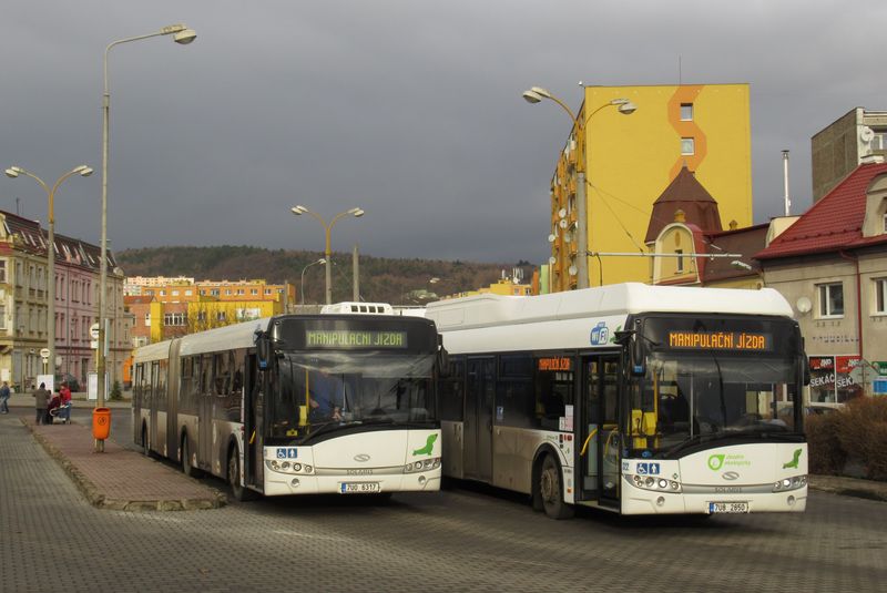 Jediná linka s provozem kloubových autobusù je èíslo 301, pùvodnì jednièka. Vévodí zde kloubové Solarisy, kterých má chomutovský DP celkem 4, ten vpravo je nejnovìjší z roku 2015 pohánìný plynem. Linka 301 konèí na autobusovém nádraží v Jirkovì a vede soubìžnì s trolejbusy až do Chomutova.