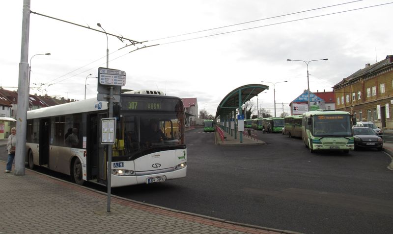 Další z osmi mìstských standardních Solarisù na autobusovém nádraží. Chomutovský DP provozuje celkem 15 autobusových linek a už žádnou regionální linku.