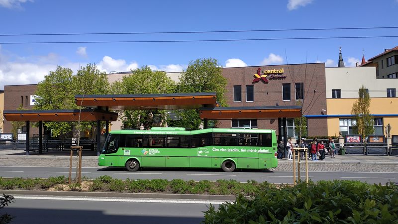 Na hlavní chomutovské zastávce Palackého byl zachycen regionální spoj DÚK dopravce Autobusy Karlovy Vary. Jeho chomutovská poboèka disponuje témìø výhradnì vozy tohoto typu z roku 2014.