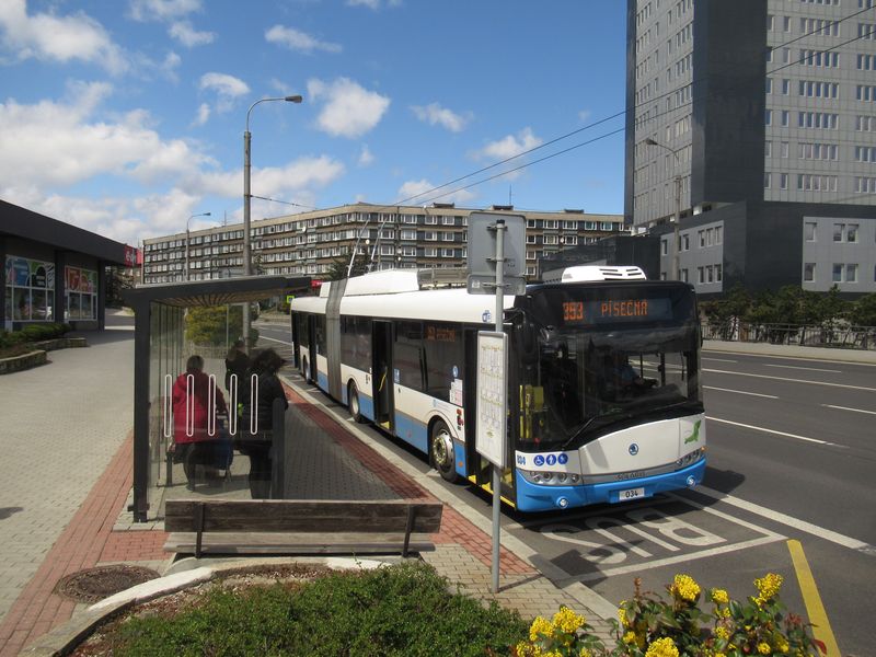 Jeden z deseti kloubových trolejbusù Škoda 27Tr z roku 2018 v zastávce Chomutovka na lince 353, která jezdí celotýdennì v hodinovém intervalu mezi chomutovským autobusovým nádražím a sídlištìm Píseèná.