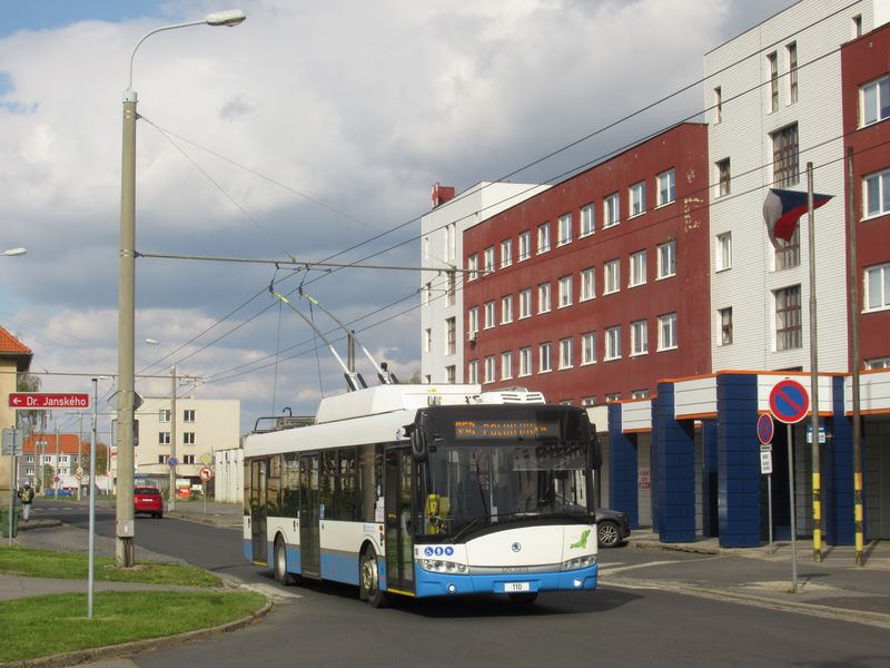 Spolu s 10 kloubovými trolejbusy bylo v roce poøízeno také 5 standardních vozù Škoda 26Tr, které nahradily vozy Solaris Trollino z roku 2006. Všechny byly prodány do maïarského Szegedu. Zde na koneèné zastávce u místní polikliniky na jižním okraji Chomutova v souhrnném intervalu 15 minut ve špièce a 30 minut mimo špièky.