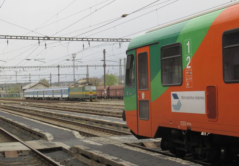 Každé dvì hodiny jezdí pøes Chomutov z Mostu do Žatce a Plznì tyto zelenooražnové motorové rychlíky dopravce GW Train Regio. Vlaky po hlavní krušnohorské magistrále provozují Èeské dráhy.
