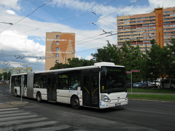 Nejnovìjší kloubový autobus na lince 1, která jezdí každou pùlhodinu z Jirkova pøes Chomutov ke Globusu. Vìtšinu své trasy absolvuje autobusová linka 1 pod trolejovým vedením.