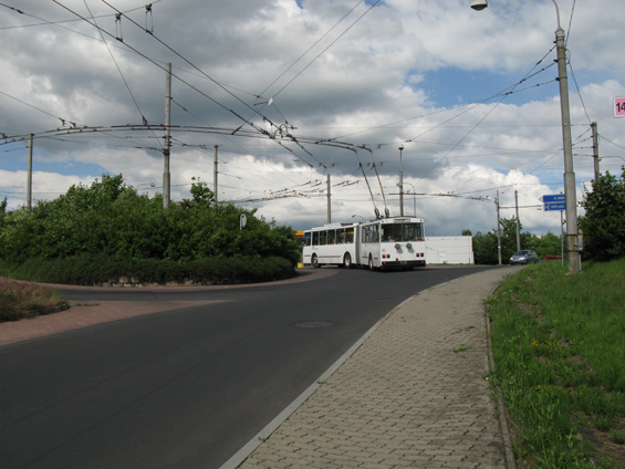 Kruhová køižovatka, kde se napojuje linka 34 k ostatním trolejbusovým linkám smìøujícím pøes nejvìtší chomutovská sídlištì. Vìtšina linek zdolává úsek od autobusového nádraží sem po rychlostní silnici I/13.