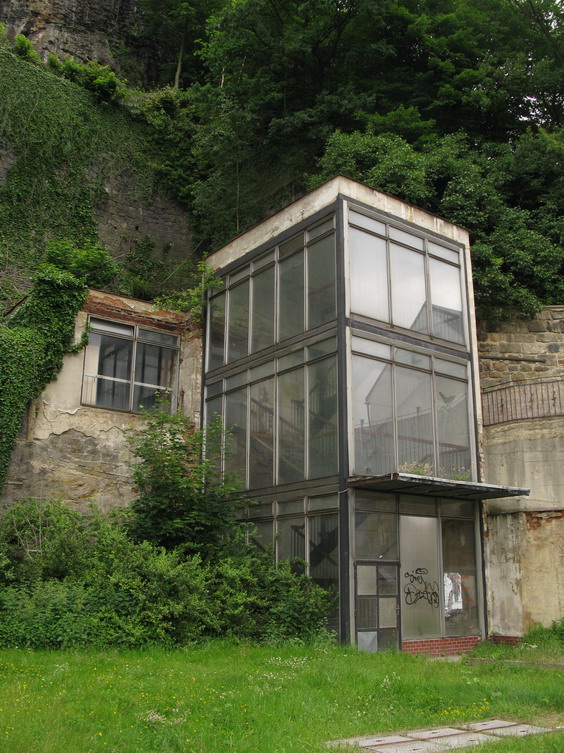 Osiøelá a chátrající dolní stanice výtahu, který podstatnì zkracoval cestu ke zdejší vyhlídce a také k zoologické zahradì umístìné na vysoké skále nad Labem. Výtah dojezdil již zaèátkem 90. let.