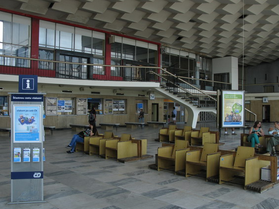 Interiér architektonické perly Moravskoslezského kraje - hlavního vlakového nádraží. Kvùli neúdržbì však i zde neúprosnì hlodá zub èasu.