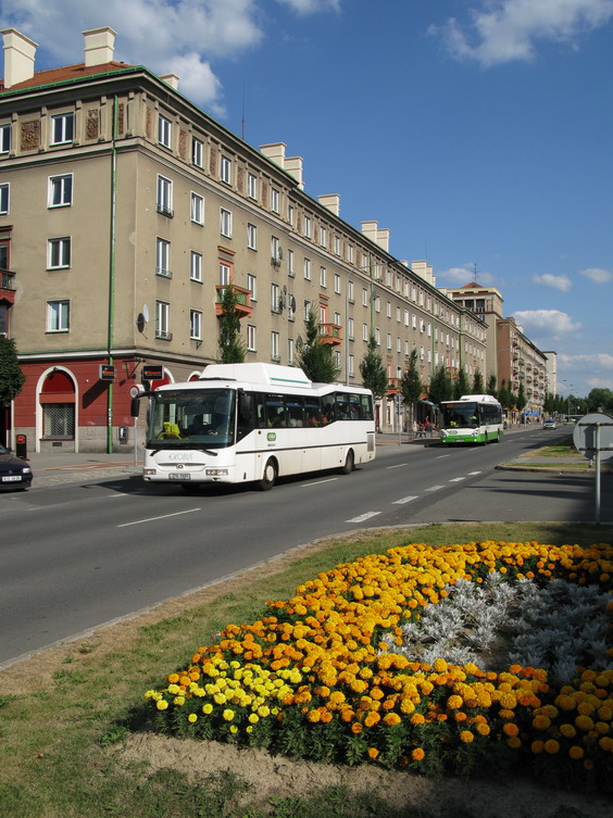 Rozkvetlé ulice v centru mìsta s velmi zajímavou arcihtekturou 50. let 20. století. V roce 2004 zakoupil zdejší dopravce také 3 plynové èásteènì nízkopodlažní autobusy SOR. Až na pár výjimek však ÈSAD Havíøov dlouhodobì obnovuje svùj vozový park výhradnì autobusy Karosa, pozdìji Irisbus, nyní Iveco.