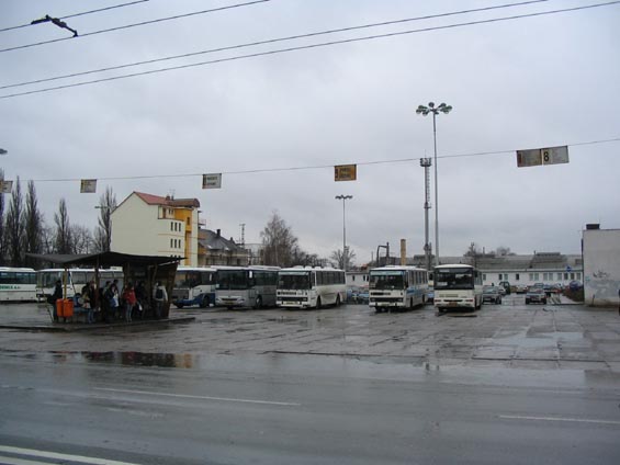 Místní autobusové nádraží pro pøímìstskou dopravu je ostudou mìsta.