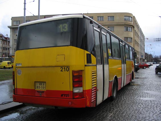 Karosa B 731 z roku 1995 na hlavním nádraží.