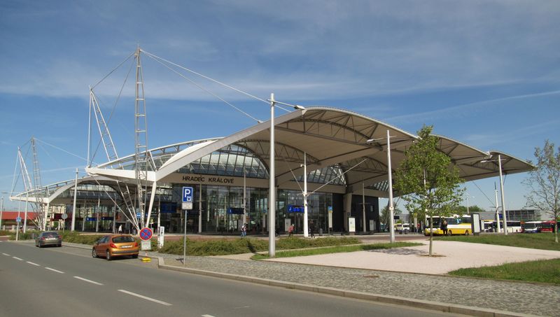 Terminál hromadné dopravy (HD) slouží v Hradci už 12 let, bohužel je tato velkorysá stavba ponìkud schovaná a nepøíliš blízko vlakovému nádraží. Mezi tímto terminálem a vlakovým nádražím je stále možné se pøepravovat linkami MHD zdarma.