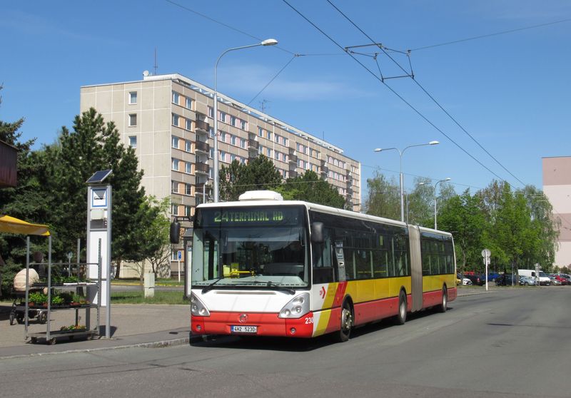 Spolu s trolejbusovými linkami 4 a 27 spojuje tuto koneènou Pod Strání s nádražní oblastí také jedna z mála kloubových autobusových linek (24). Pro tyto linky je k dispozici 25 autobusù, z toho 20 typu Citelis a 5 Citybus.