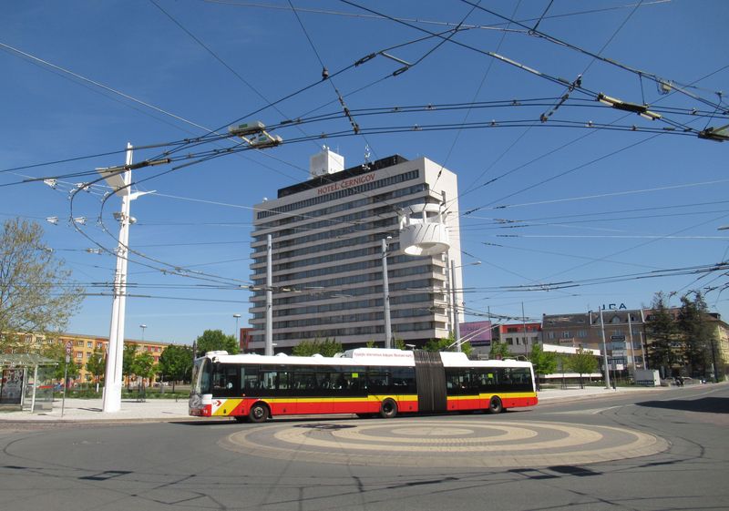 Kruhová køižovatka, kde se sjíždìjí jak trolejbusy, tak mìstské i regionální autobusy míøící kolem hlavního vlakového nádraží do Terminálu HD.