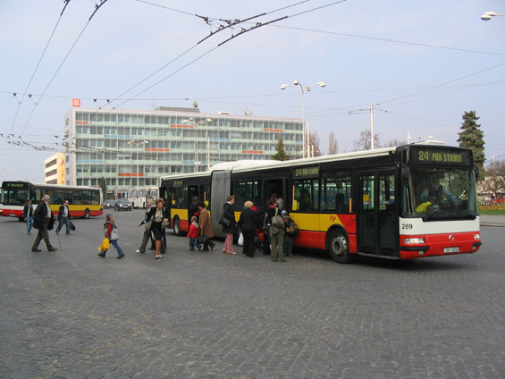 Nástup cestujících uprostøed velké plochy u hlavního nádraží. Po dodávce osmnáctimetrových Citybusù pokraèuje obnova vozového parku také kloubovými Citelisy.