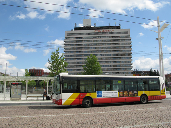 Zatímco trolejbusy jsou obnovovány škodovkami s karoserií SOR, nové autobusy jsou znaèky Iveco. Naprostá vìtšina vozového parku MHD v Hradci Králové je již nízkopodlažní.