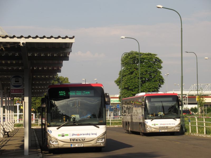 Velkokapacitní autobusy na páteøní lince 109 do Brna – jízdní doba této linky je cca 90 minut. Spojuje také Hodonín s Èejèí, Klobouky a Újezdem u Brna. Místní autobusové nádraží leží kousek od nádraží vlakového, o nìco blíže historickému centru.