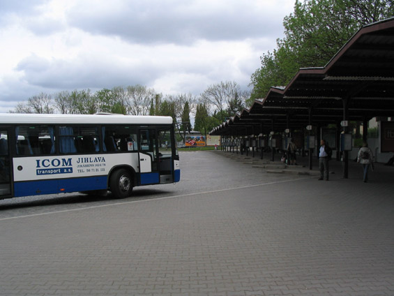 Pilovité uspoøádání odejzdových stání megalomanského autobusového nádraží v Jihlavì.