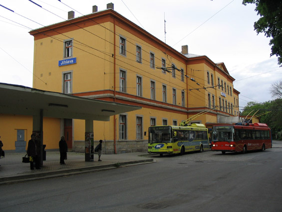 Smyèka u hlavního nádraží a rùznobarevné trolejbusy Škoda 21Tr.