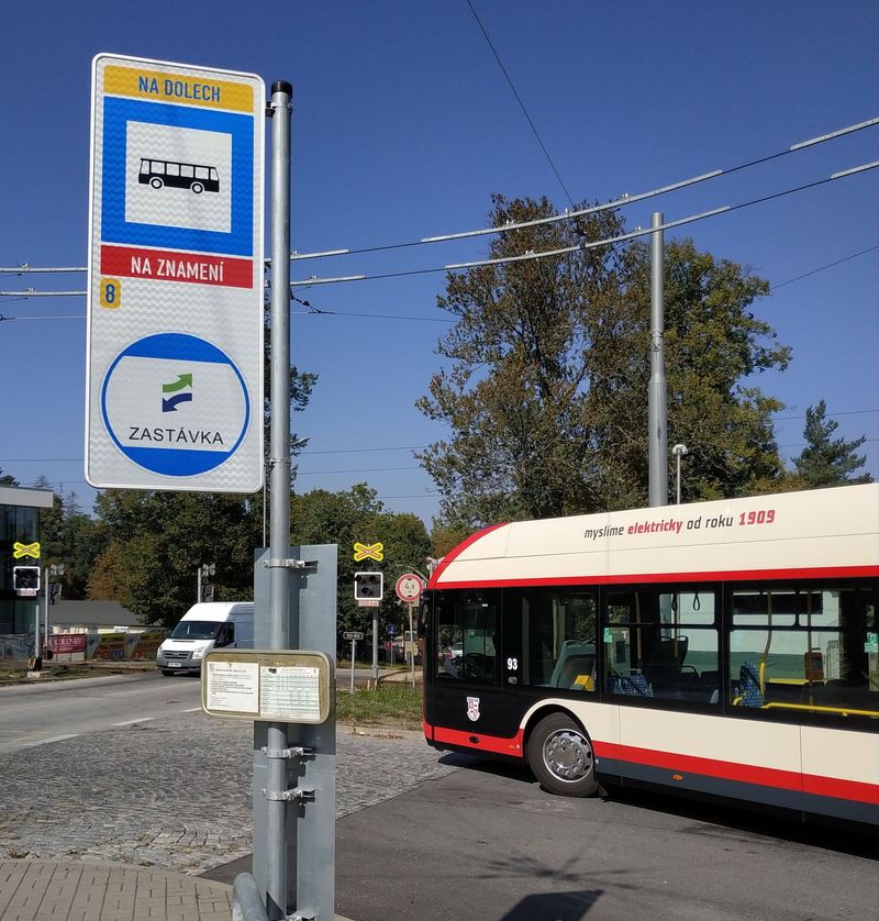 Nové trolejbusové obratištì Na Dolech a další z nesmìlých pokusù o integraci veøejné dopravy – spoleèný oznaèník MHD Jihlava a VDV. Tarifnì ale zatím tyto systémy propojeny nejsou.