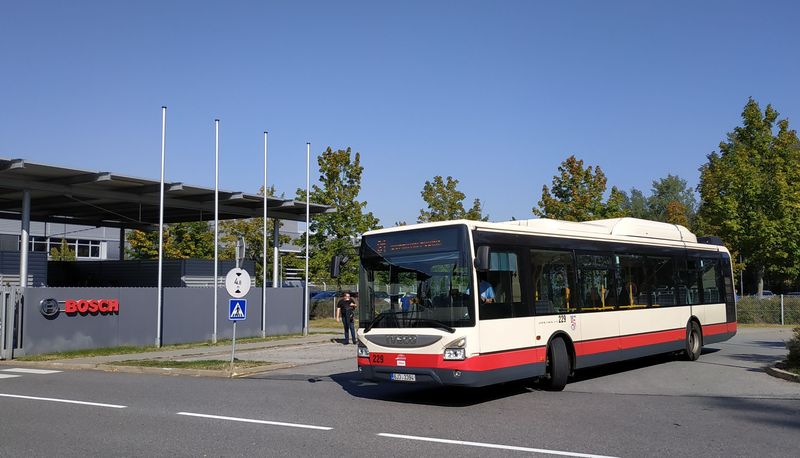 V roce 2018 nakoupil jihlavský DP celkem 9 plynových Urbanwayù. Byly to první nové autobusy od dokonèení vìtší dodávky Citelisù v roce 2012. Tento vùz se otáèí u brány Bosch Diesel pøed výkonem na expresní lince 31, která spojuje prùmyslovou zónu Pávov pøímo se sídlišti na západì Jihlavy.