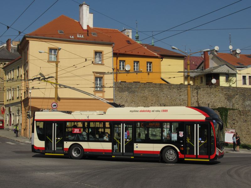 Typický jihlavský nátìr se dobøe vyjímá i na nejnovìjších trolejbusech Škoda 32Tr. Pro rok 2021 se poèítá s dodáním dalších 6 parciálních trolejbusù – výbìrové øízení tentokrát vyhrál ukrajinský Bohdan. Díky novým bateriovým trolejbusùm by mìly být èásteènì elektrifikovány i dnešní autobusové linky 3 a 12.