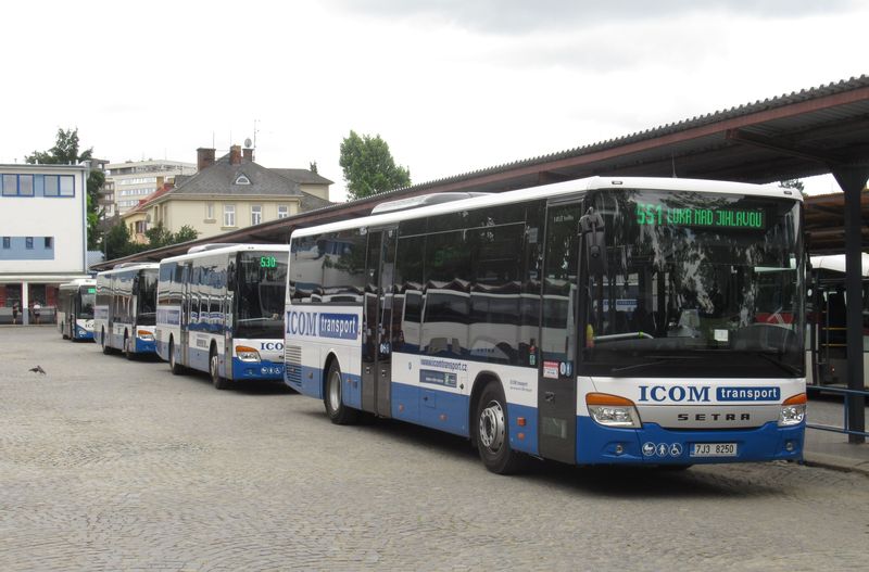 Jedny z nejnovìjších autobusù Setra dopravce ICOM transport z roku 2023, který i nadále provozuje naprostou vìtšinu regionálních linek v okolí Jihlavy. Pùvodní soutìž na nové dopravce byla totiž zrušena a nyní bìží nová.